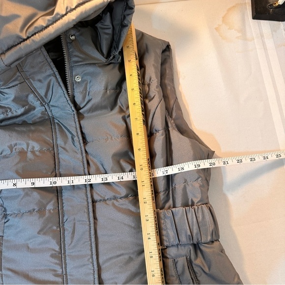 Womens Puffer Vest size Medium grey Sleeveless Hooded Fitted Zip Snap Outerwear - Picture 8 of 9